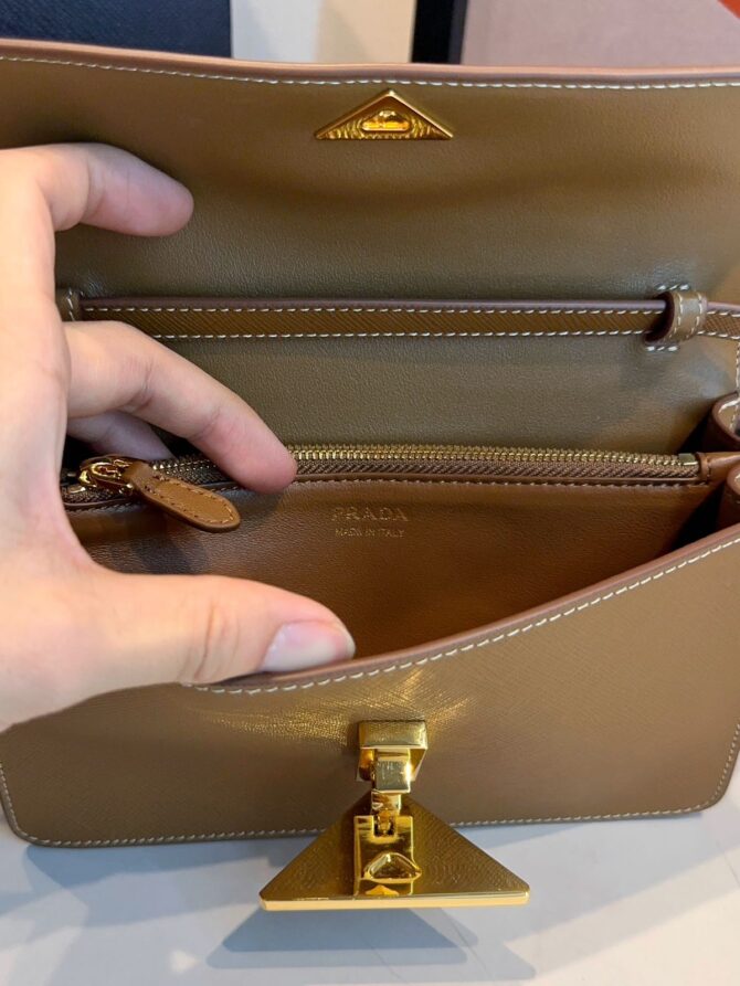 Bolsa Prada Embleme Mini Com Aba - Imagem 9