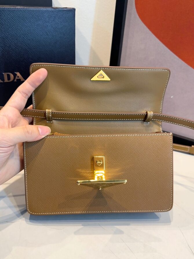 Bolsa Prada Embleme Mini Com Aba - Imagem 10