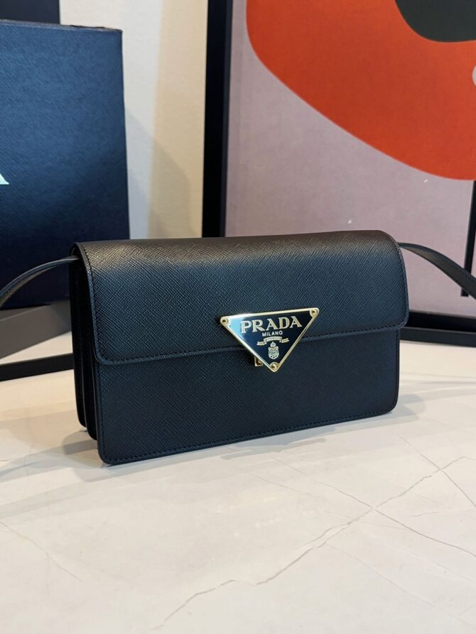 Bolsa Prada Embleme Mini Com Aba - Imagem 11