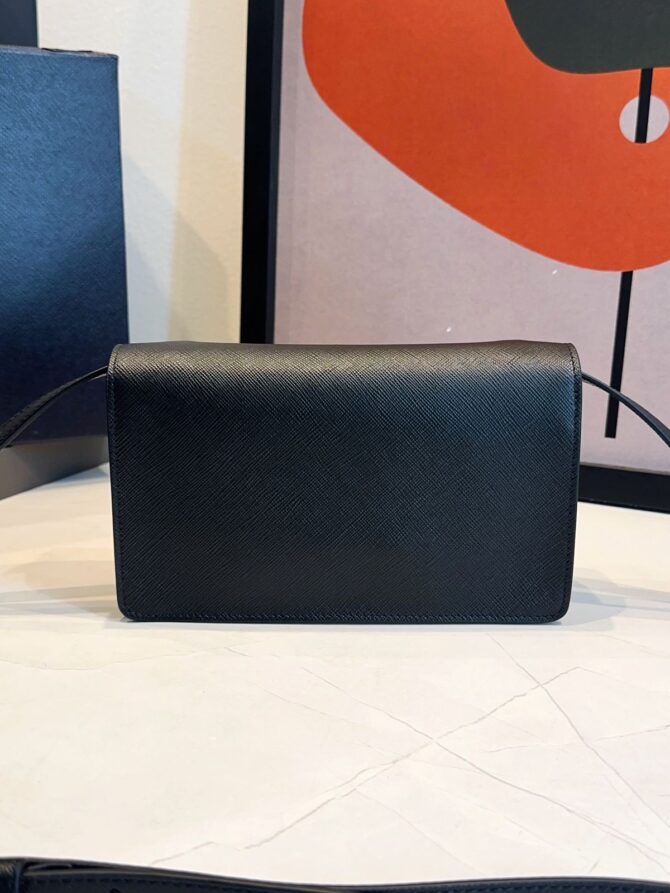 Bolsa Prada Embleme Mini Com Aba - Imagem 13