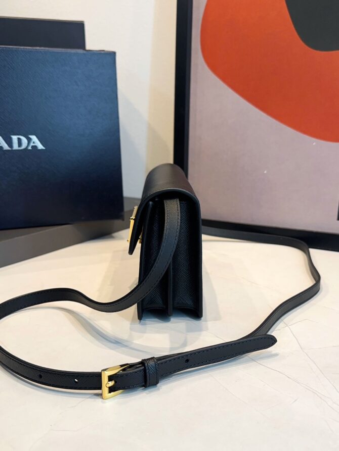 Bolsa Prada Embleme Mini Com Aba - Imagem 14