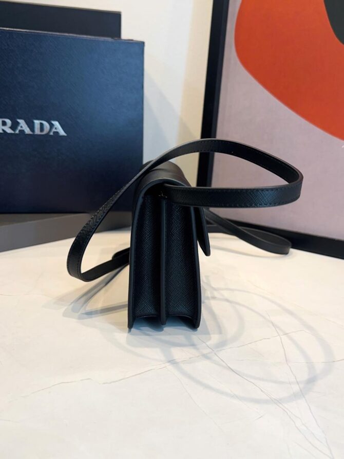 Bolsa Prada Embleme Mini Com Aba - Imagem 15