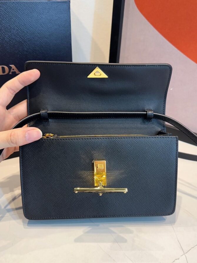 Bolsa Prada Embleme Mini Com Aba - Imagem 16