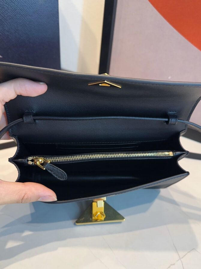 Bolsa Prada Embleme Mini Com Aba - Imagem 17
