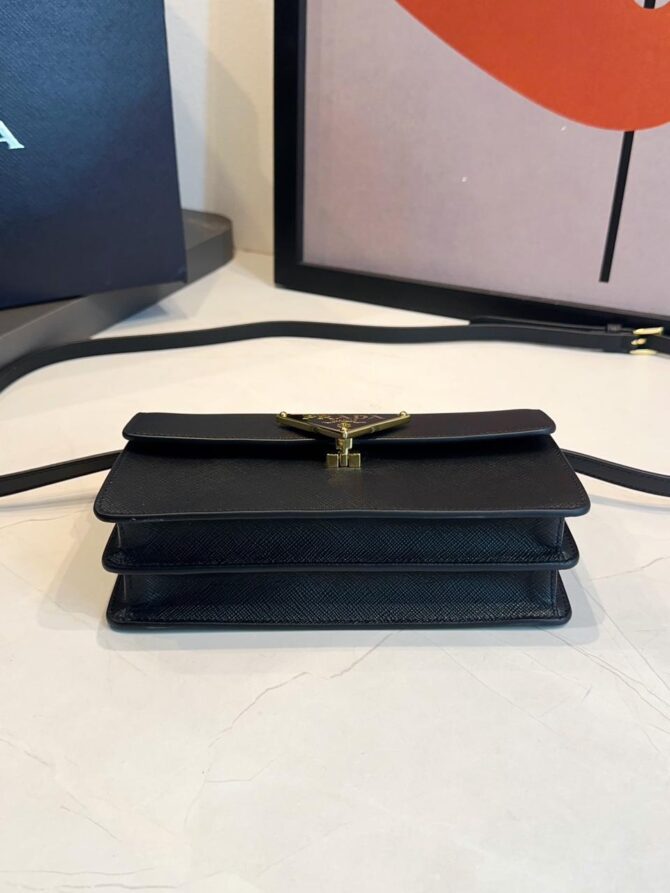 Bolsa Prada Embleme Mini Com Aba - Imagem 18