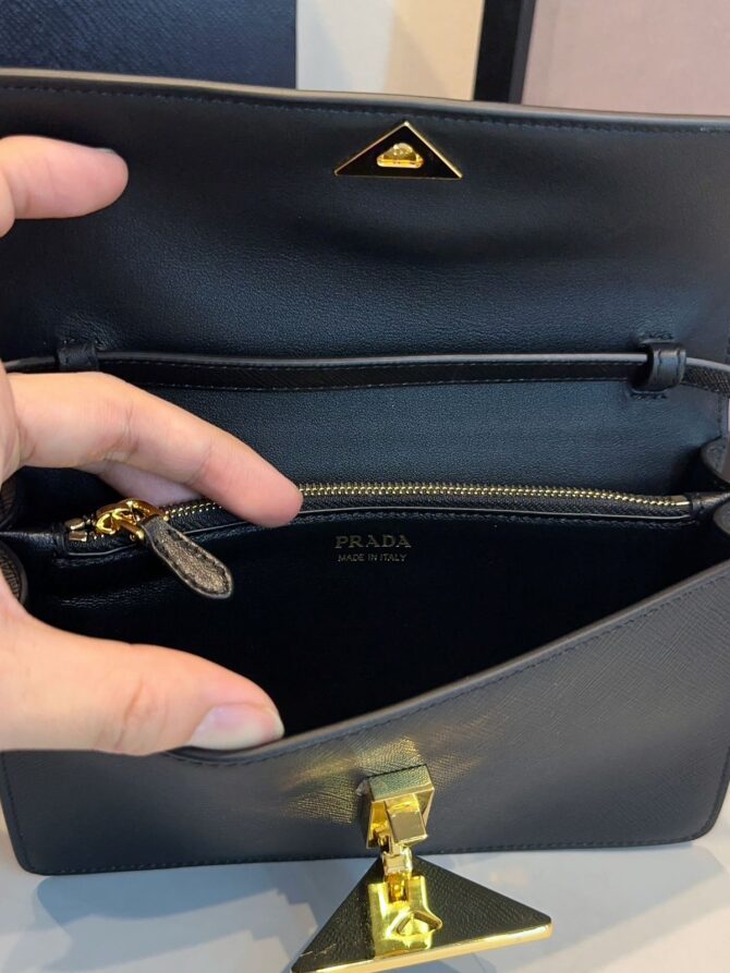 Bolsa Prada Embleme Mini Com Aba - Imagem 19