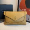 Bolsa YSL Clutch Envelope Cassandre G-Caramelo