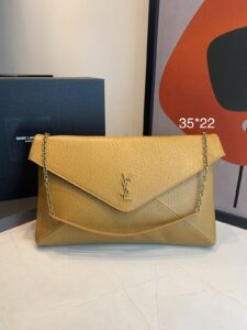 Bolsa YSL Clutch Envelope Cassandre G-Caramelo