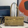 Bolsa Prada Bonnie Média em Camurça-Canela