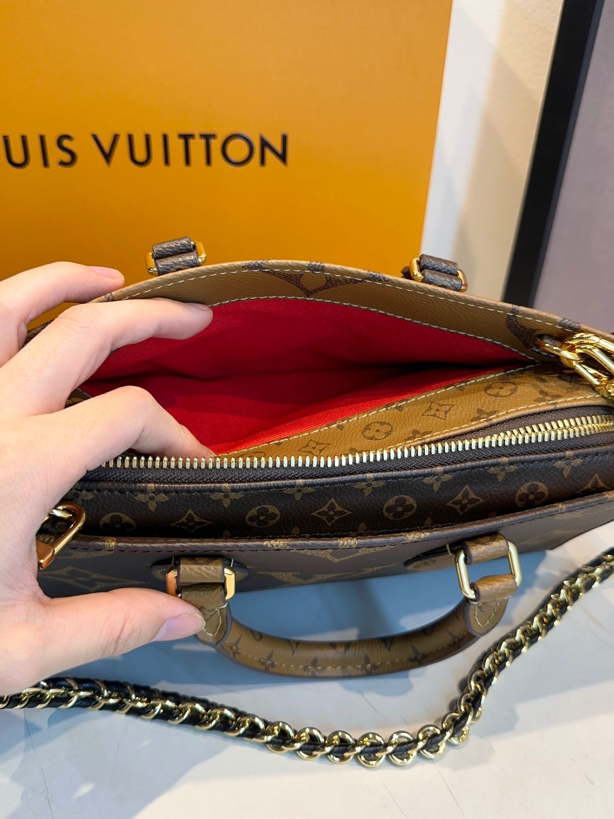 Bolsa LV Onthego East West Chain - Imagem 9