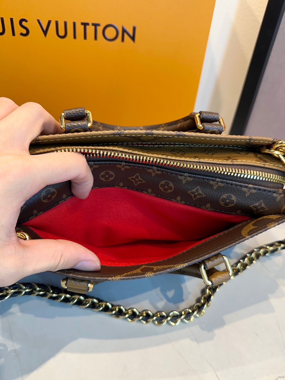 Bolsa LV Onthego East West Chain - Imagem 10