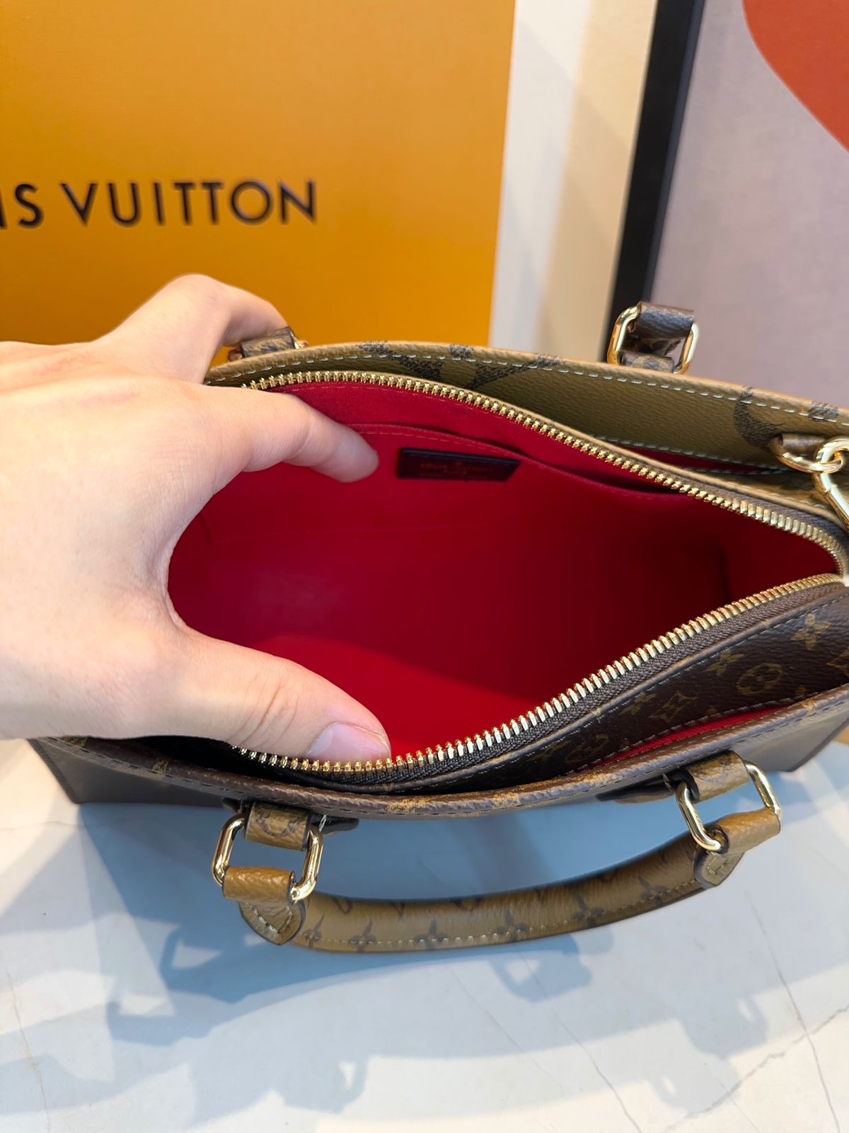 Bolsa LV Onthego East West Chain - Imagem 13