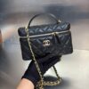Bolsa Chanel Vanity Corrente-Preto/Dourado