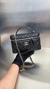 Bolsa Chanel Vanity Corrente-Preto/Dourado