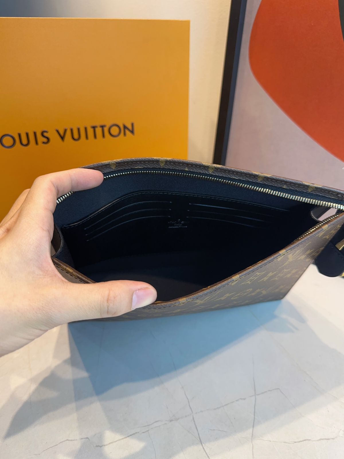 Pochette LV Voyage MM - Imagem 10