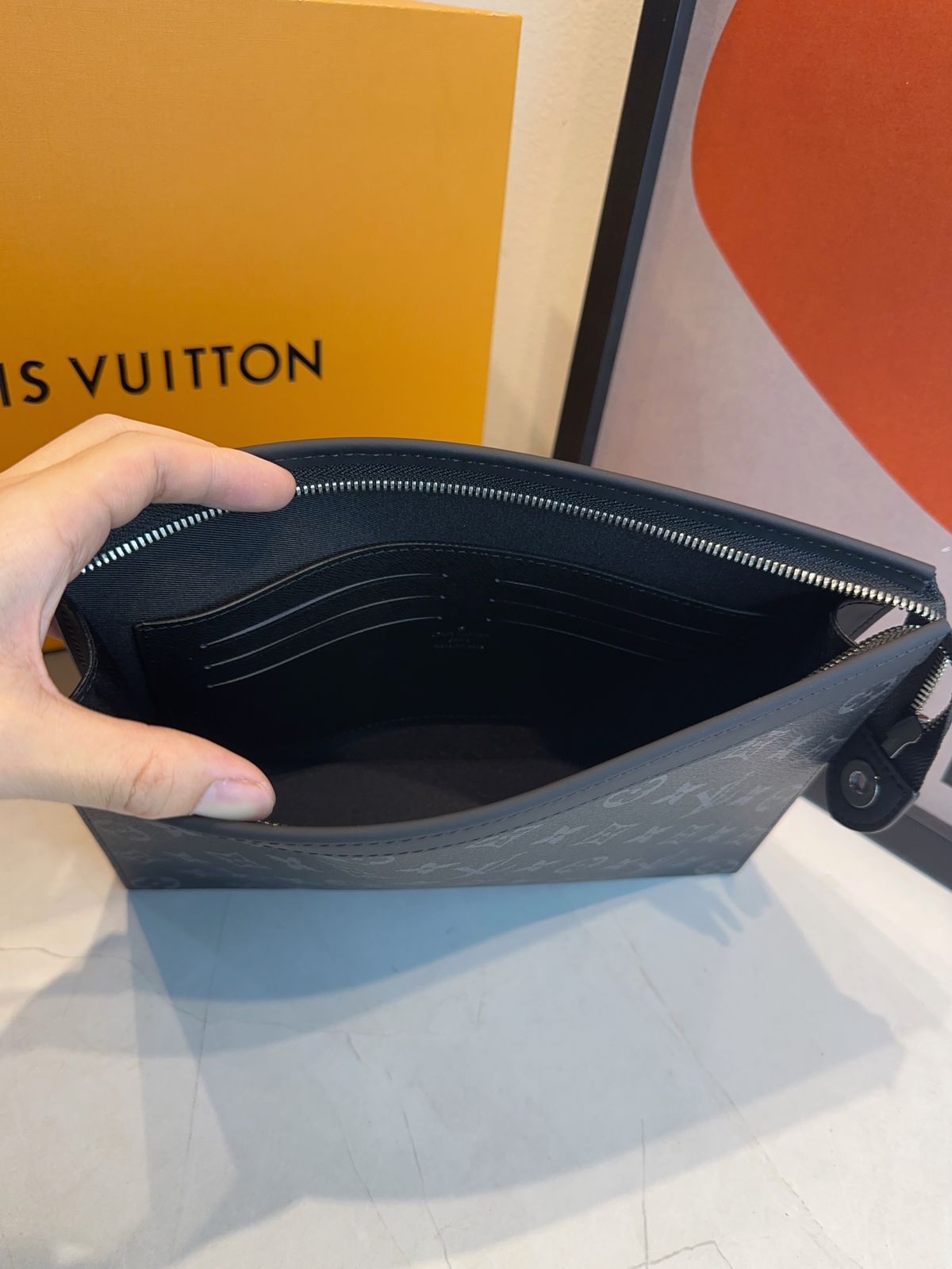 Pochette LV Voyage MM - Imagem 3