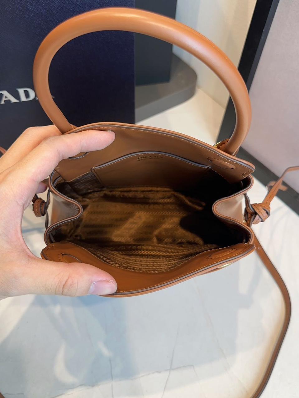 Bolsa Prada Carry Mini Couro - Imagem 30