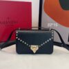Bolsa Valentino Rockstud Couro Granulado-Preto/Dourado