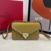 Bolsa Valentino Rockstud Camurça-Caramelo