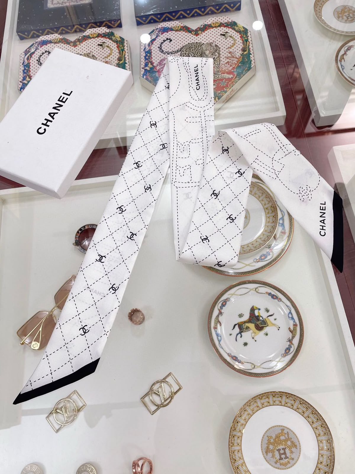 Lenço Chanel Estampado Logos